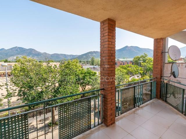 Casa adosada en venta en Roses, Centre Costa Brava. Casa de 4 habitaciones en Roses con gran terraza. Casas adosadas.