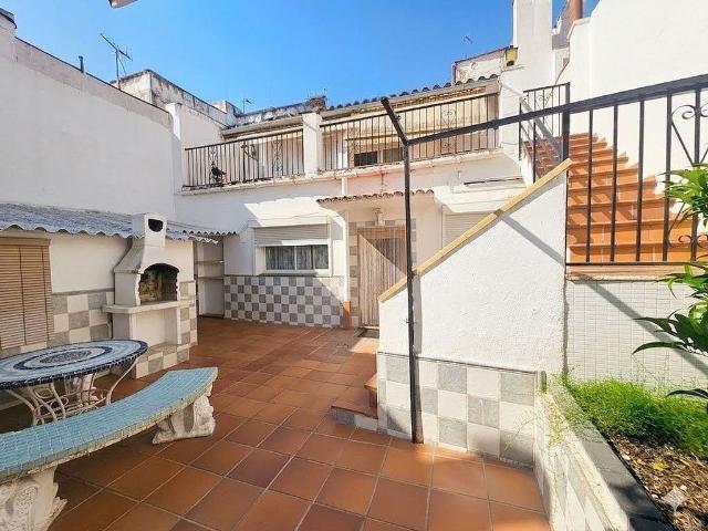Casa adosada en venta en Roses, de 300 m² 4 habitaciones por 636.000