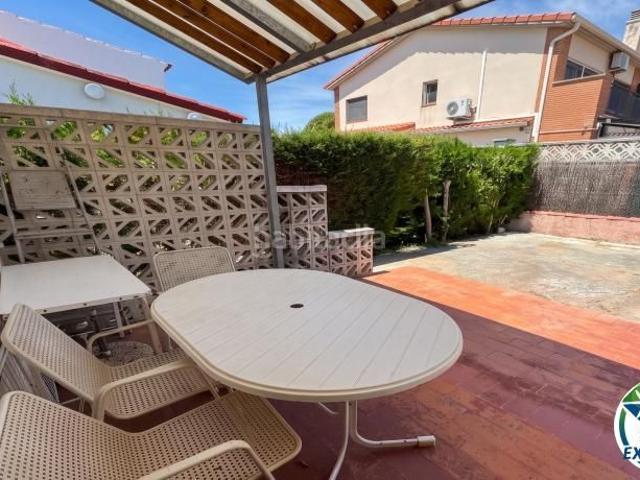 Casa adosada en venta en Roses, Nord Costa Brava. Oportunidad casa para reformar en Roses, zona tranquila. Casas adosadas.