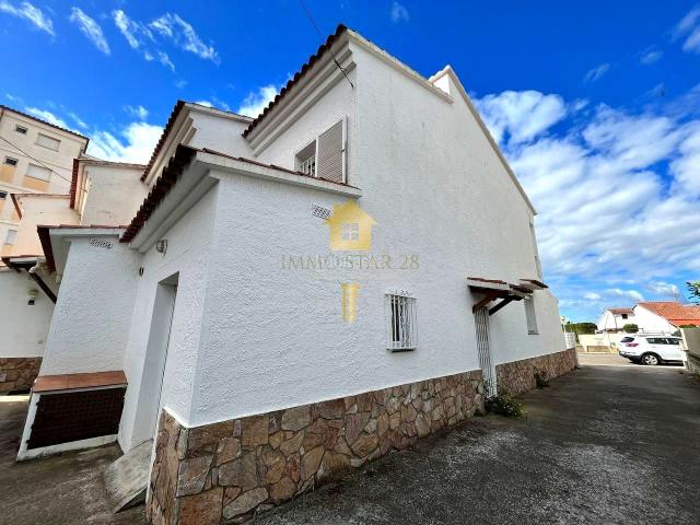 Casa adosada en venta en Roses, Santa Margarida Costa Brava. Casa adosada de 3 habitaciones totalmente reformada!. Casas adosadas.