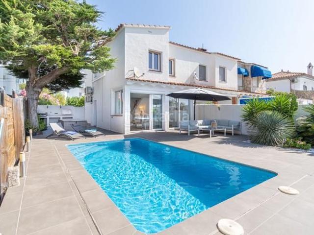 Casa adosada en venta en Roses, Santa Margarida Costa Brava. Elegante villa con piscina, amarre y acceso directo al canal de Santa Margarita. Casas adosadas.