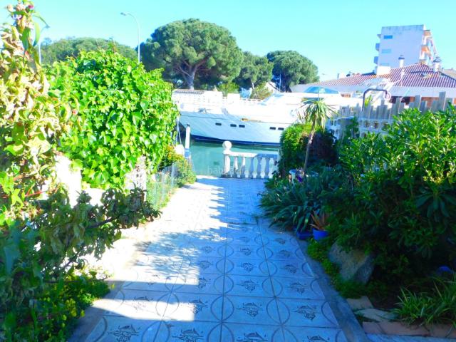 Casa adosada en venta en Roses, Santa Margarida Costa Brava. En venta casa con amarre y parking en Santa Margarita, Roses, Costa Brava. Casas adosadas.