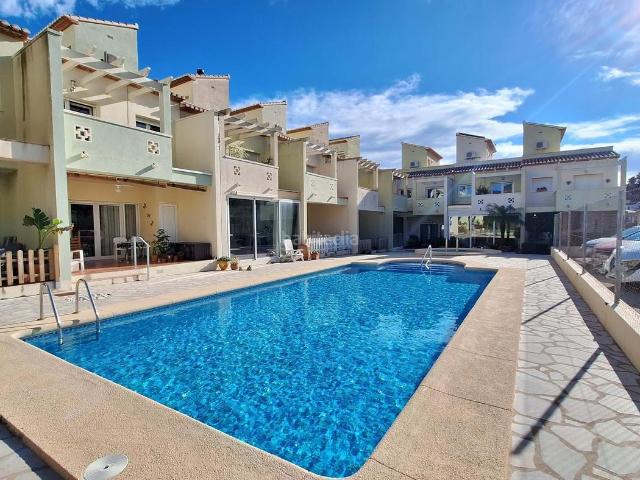 Casa adosada en venta en Ráfol de Almunia. Esta casa adosada en Rafol dAlmunia ofrece tres dormitorios, dos baños y un aseo de invitados. Cuenta con una amplia sala de estar. Casas adosadas Ráfol de.