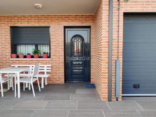 Casa adosada en venta en Renedo de Esgueva. Oportunidad Chalet Adosado Seminuevo en Renedo de cuatro dormitorios. Casas adosadas Renedo de.