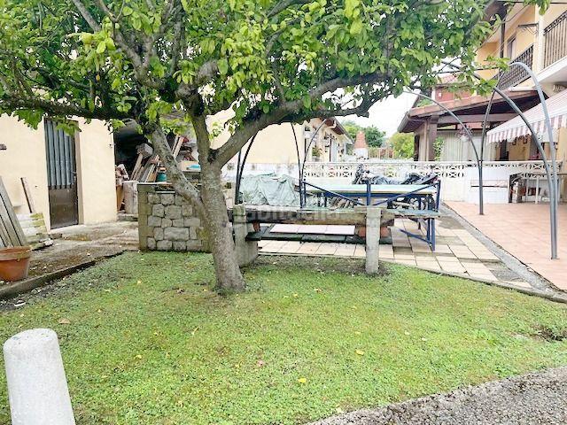 Casa adosada en venta en Reocín. Casa para actualizar con tejado nuevo. Casas adosadas.