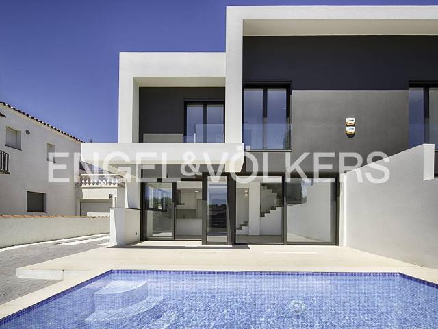 Casa adosada en Venta en Requesens