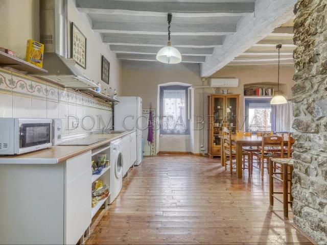 Casa adosada en venta en Riudaura. Casa reformada en un sitio tranquilo con vistas a la montaña con terraza de 4 habitaciones y un baño. Casas adosadas.