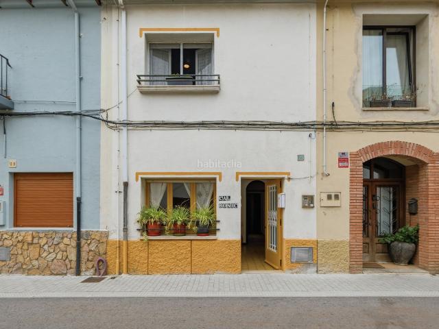 Casa adosada en venta en Riudarenes. Cal Bonic: una casa singular del segle XIX amb jardí, terrassa i doble accés al cor de Riudarenes. Casas adosadas.
