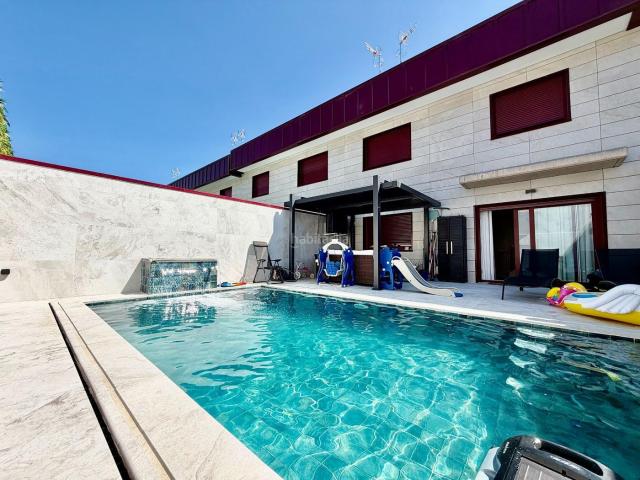 Casa adosada en venta en Rivas Vaciamadrid, Urbanizaciones. Chalet adosado de diseño con piscina climatizada en Rivas Urbanizaciones RivasVaciamadrid. Casas adosadas Rivas.