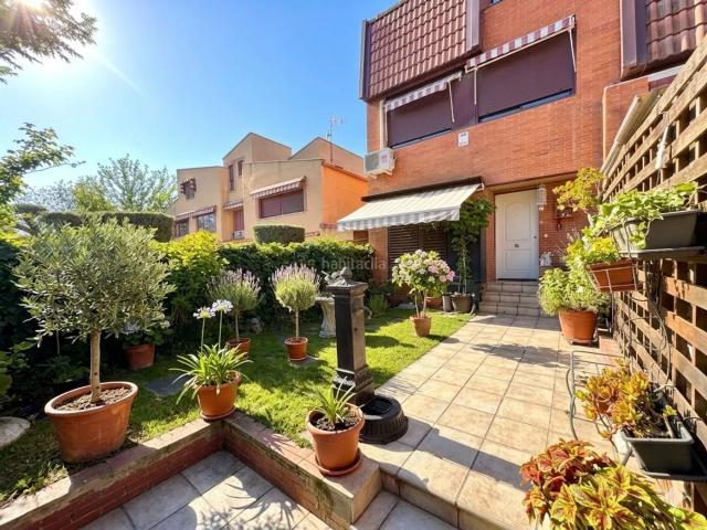 Casa adosada en venta en Rivas Vaciamadrid, Urbanizaciones. Se Vende Chalet en zona residencial tranquila de Rivas. Un chalet totalmente reformado y con muchísimas posibilidades. Casas adosadas.