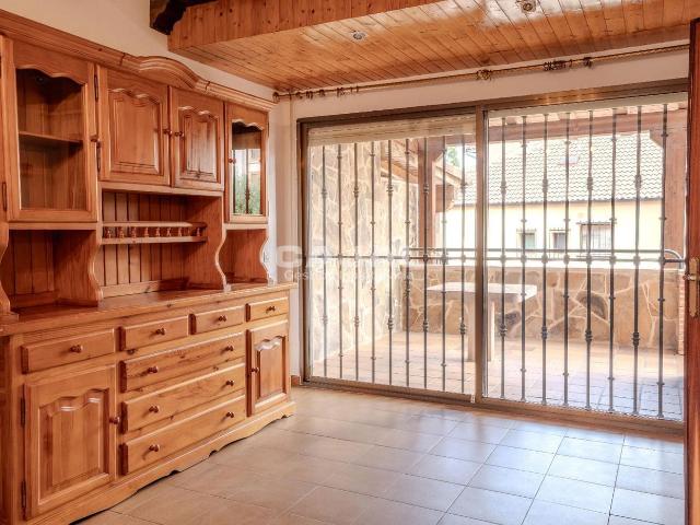 Casa adosada en venta en Riaza. Adosado en venta en Riaza, con 231 m2, 4 habitaciones y 3 baños, Garaje y Calefacción Gas. Casas adosadas.