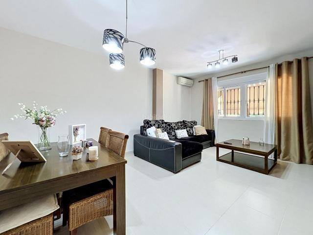 Casa adosada en venta en Rioja. Amplio Tríplex en Rioja listo para vivir. Casas adosadas.