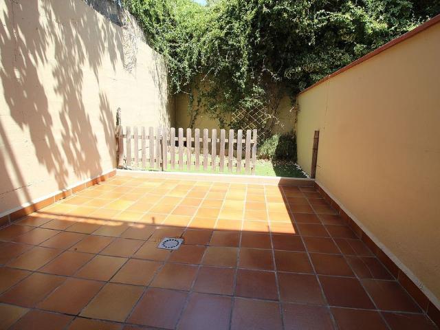 Casa adosada en venta en Rubí, de 170 m² 3 habitaciones por 470.000
