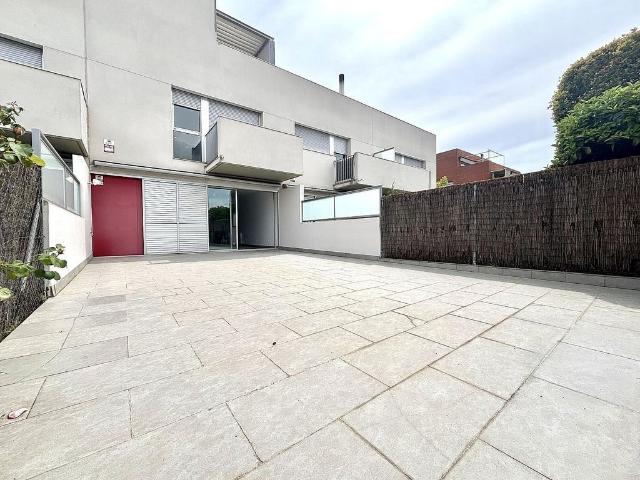 Casa adosada en venta en calle Edmund Halley, Rubí, de 200 m² 4 habitaciones por 639.000