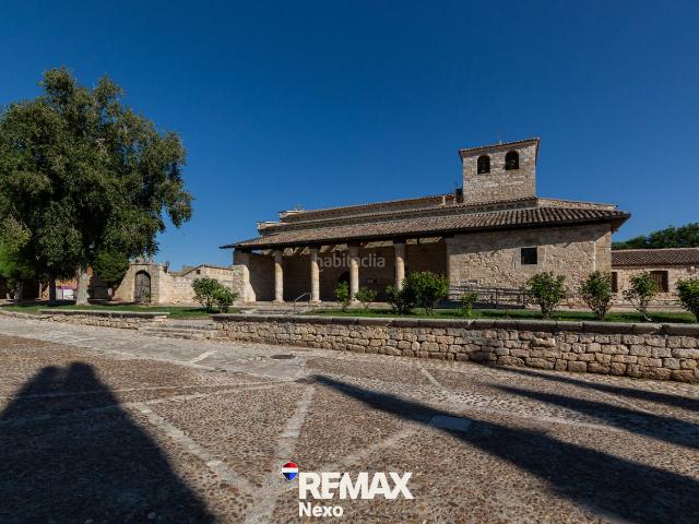 Casa adosada en venta en Wamba. Casa rústica de fachada de piedra y rejas clásicas. Casas adosadas.