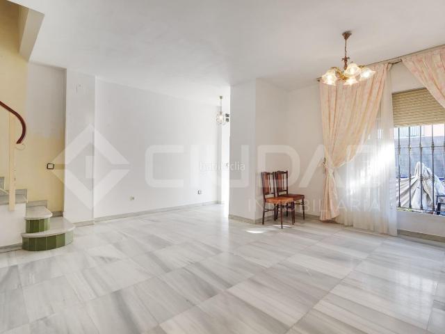Casa adosada en venta en Tomares, Centro. Casa adosada en venta en el centro de Tomares!. Casas adosadas.