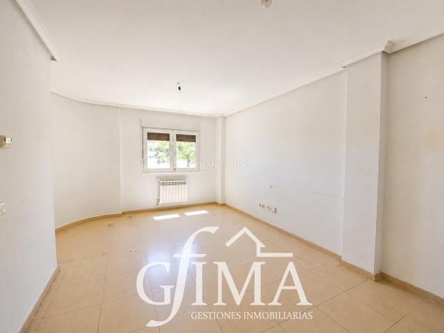 Casa adosada en venta en Tomelloso. Adosado con gran patio en zona Barrio Europa con 4 habitaciones y 3 baños completos. Casas adosadas.