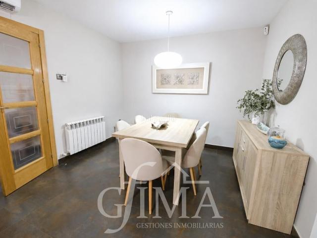 Casa adosada en venta en Tomelloso. Adosado en venta de 252 m2 con patio, buhardilla, garaje para 3 coches y 4 dormitorios. Casas adosadas.