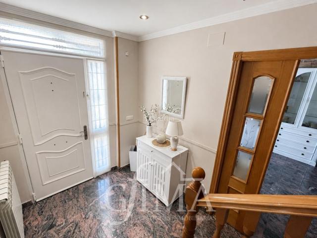 Casa adosada en venta en Tomelloso. Amplio adosado con garaje, patio y cocinilla con chimenea en zona calle Socuéllamos. Casas adosadas.