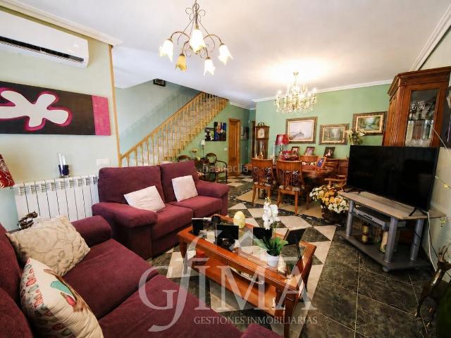 Casa adosada en venta en Tomelloso. Casa adosada de tres habitaciones, garaje, patio y cocinilla con chimenea. Casas adosadas.