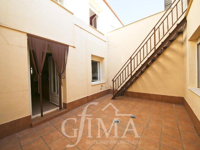 Casa adosada en venta en Tomelloso. Casa adosada, en buena zona Avda Antonio Huertas con garaje y cocinilla. Casas adosadas.