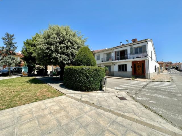 Casa adosada en venta en Torelló. Amplia casa cantonera amb garatge i terrassa al barri de Montserrat. Casas adosadas.
