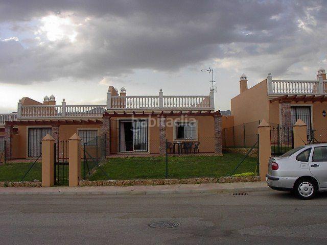 Casa adosada en venta en Torrox, Torrox Park. Estupendo chalet con parking, porche, jardín, piscina comunitaria y zonas verdes con el mejor microclima de toda Europa!. Casas adosadas.