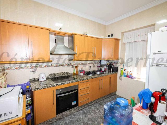 Casa adosada en venta en Torrox, Torrox Pueblo. Amplica casa de pueblo en el centro de Torrox. Casas adosadas.