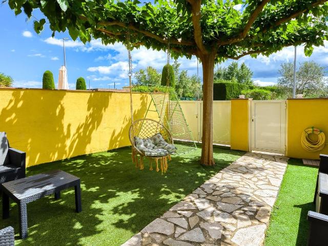 Casa adosada en venta en Torroella de Fluvià. Preciosa casa adosada amueblada con 3 terrazas y vistas a zona verde en Torroella de Fluviá. Casas adosadas Torroella de.