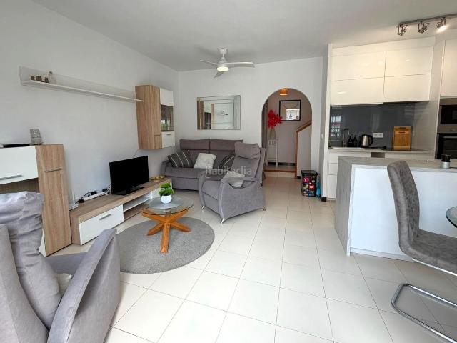 Casa adosada en venta en Torrevieja, Torreblanca. Maravillosa casa adosada reformada aprox. 92 m2 terrazas con terrazas y balcón orientados al sureste, piscina comunitaria, y a me. Casas adosadas.