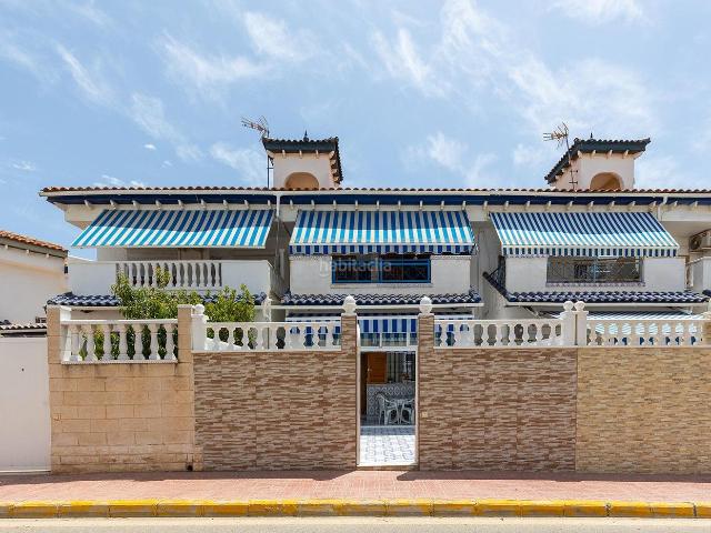 Casa adosada en venta en Torrevieja, Cañada del Molino. Se vende precioso bungalow adosado completamente amueblado. La vivienda cuenta con 2 amplios dormitorios, 1 bantildeo completo, 1. Casas.