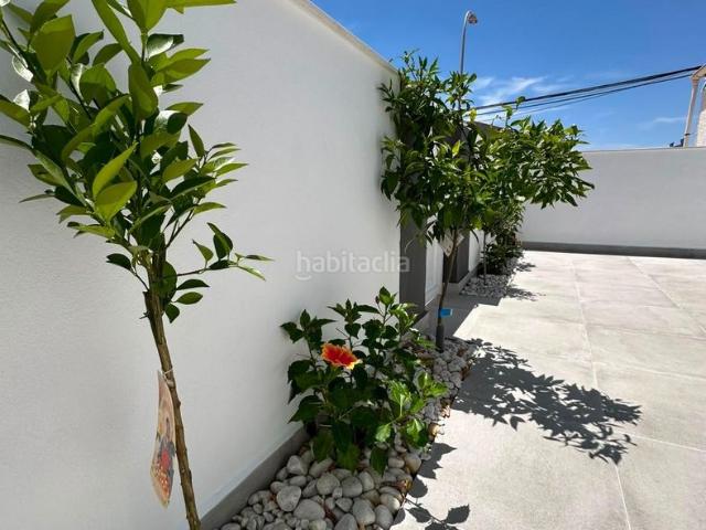 Casa adosada en venta en Torrevieja, Zona Carrefour Urbanizaciones. Te presentamos este bungalow en la zona de La Siesta de Torrevieja, una oportunidad excepcional tanto para vivir como para.