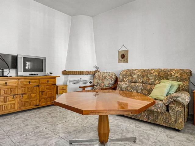 Casa adosada en venta en Torrevieja, Zona Carrefour Urbanizaciones. Ubicado en una tranquila zona residencial de Torrevieja, este encantador chalet adosado ofrece comodidad, privacidad y una.