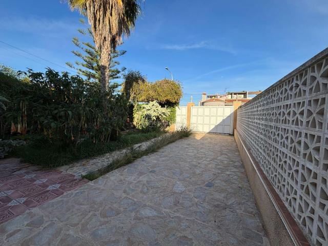 Casa adosada en venta en Torrevieja, Zona Carrefour Urbanizaciones. Villa mediterránea con piscina privada en El Chaparral Torrevieja. Casas adosadas.