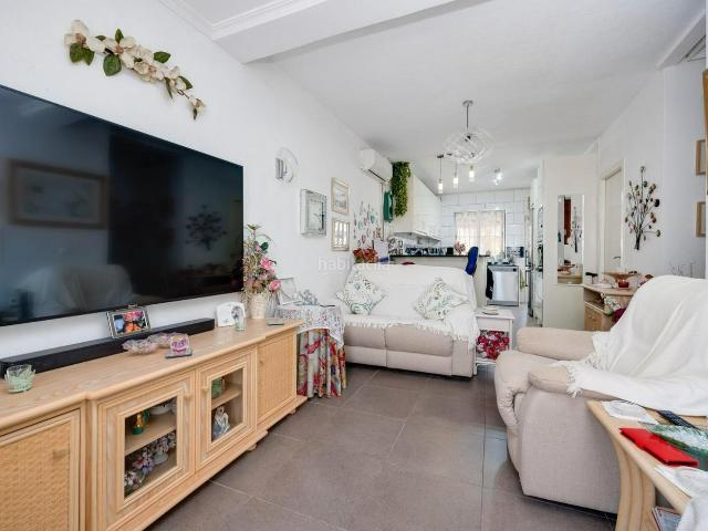 Casa adosada en venta en Torrevieja, Zona Carrefour Urbanizaciones. Viviendas en la Costa, tu inmobiliaria de confianza. Casas adosadas.
