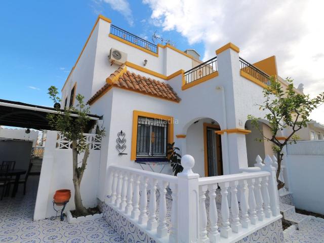 Casa adosada en venta en Torrevieja, Zona Carrefour Urbanizaciones. Acogedora villa en una zona muy solicitada!. Casas adosadas.