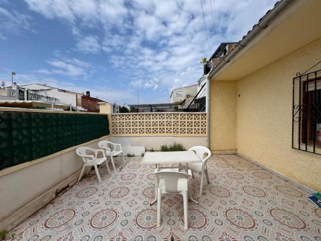 Casa adosada en venta en Torrevieja, Zona Carrefour Urbanizaciones. ADOSADO CON 30 M2 DE PARCELA. 2DORM. 1BAÑO.74M2.EN TORRETA CERCA DE CENTRO COMERCIAL. PARA REFORMAR. Casas adosadas.