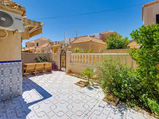 Casa adosada en venta en Torrevieja, Zona Carrefour Urbanizaciones. ADOSADO CON JARDÍN, PISCINA LISTO PARA ENTRAR A VIVIR JUNTO A C.C.HABANERAS CARREFOUR. Casas adosadas.