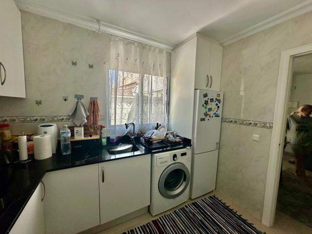 Casa adosada en venta en Torrevieja, Zona Carrefour Urbanizaciones. Adosado de dos plantas con tres dormitorios y dos baños, con piscina en la urbanización. Casas adosadas.