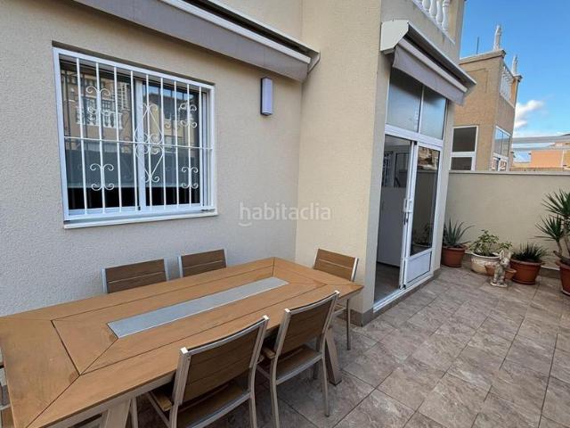 Casa adosada en venta en Torrevieja, Zona Carrefour Urbanizaciones. Adosado reformado con solarium privado y piscina comunitaria. Casas adosadas.