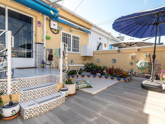 Casa adosada en venta en Torrevieja, Zona Carrefour Urbanizaciones. Bungalow en La Siesta con jardín de 30 m2, placas solares y entrada para coche. Casas adosadas.
