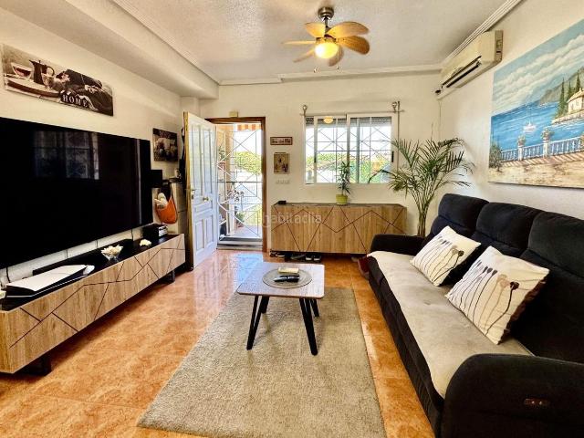 Casa adosada en venta en Torrevieja, Zona Carrefour Urbanizaciones. Casa adosada de tres plantas aprox. 92 m2 en excelente estado, varias terrazas, una gran piscina comunitaria y cerca de colegios.