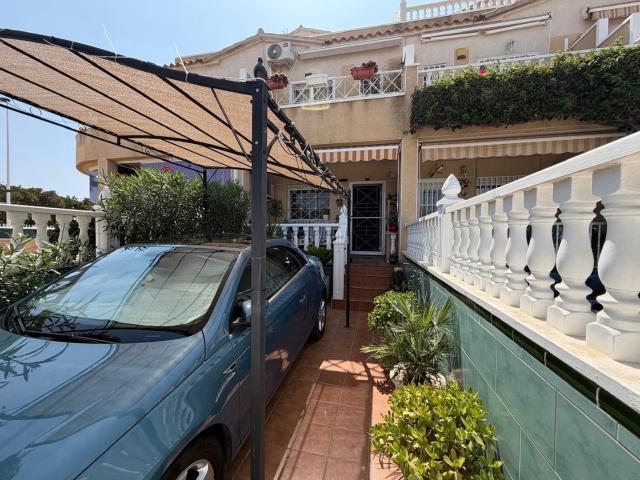 Casa adosada en venta en Torrevieja, Zona Carrefour Urbanizaciones. CASA ADOSADA JUNTO A LA LAGUNA ROSA DE 3 HAB CON 1 BAÑO 1 ASEO Y PISCINA COMUNITARIA. Casas adosadas.