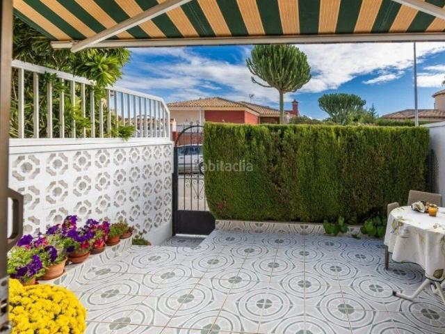 Casa adosada en venta en Torrevieja, Zona Carrefour Urbanizaciones. Casa adosada soleada con jardín privado y terraza en la azotea en la tranquila zona de El Chaparral. Casas adosadas.