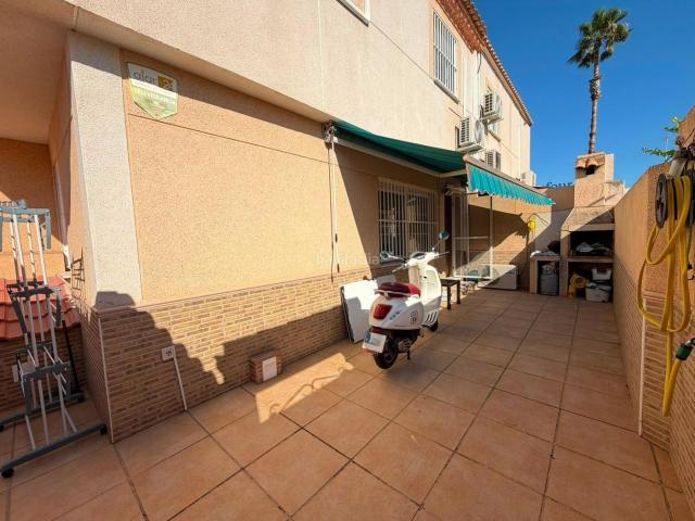 Casa adosada en venta en Torrevieja, Zona Carrefour Urbanizaciones. Casa adosada reformada de dos plantas aprox. 100 m2 sótano a solo 150 m de Carrefour. Terraza orientada al suroeste frente a la.