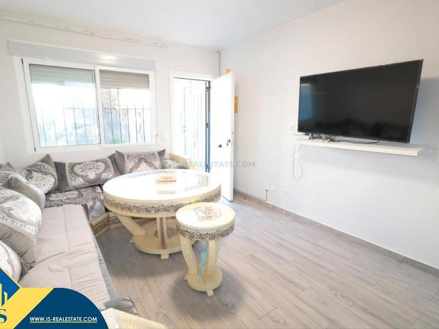 Casa adosada en venta en Torrevieja, Zona Carrefour Urbanizaciones. Casa reformada con terraza en Torrevieja, provincia de Alicante. 2 habitaciones 75 m² 3,5 kilómetros al mar. Casas adosadas.