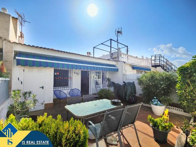 Casa adosada en venta en Torrevieja, Zona Carrefour Urbanizaciones. Casa reformada con terraza, en la provincia de Alicante, en la ciudad de Torrevieja, en el barrio de Torreta. 2 habitaciones 42.