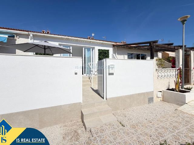 Casa adosada en venta en Torrevieja, Zona Carrefour Urbanizaciones. Casa reformada con terraza, en la provincia de Alicante, en la ciudad de Torrevieja, en el distrito de El Chaparral. 2.