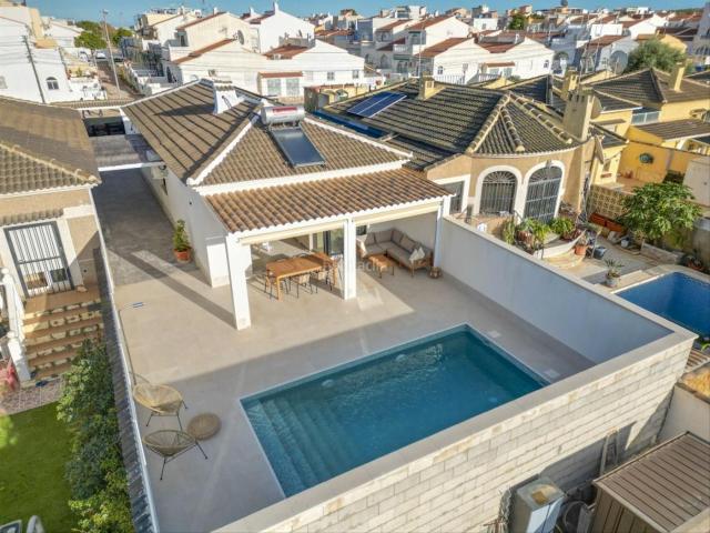 Casa adosada en venta en Torrevieja, Zona Carrefour Urbanizaciones. Casas adosadas.