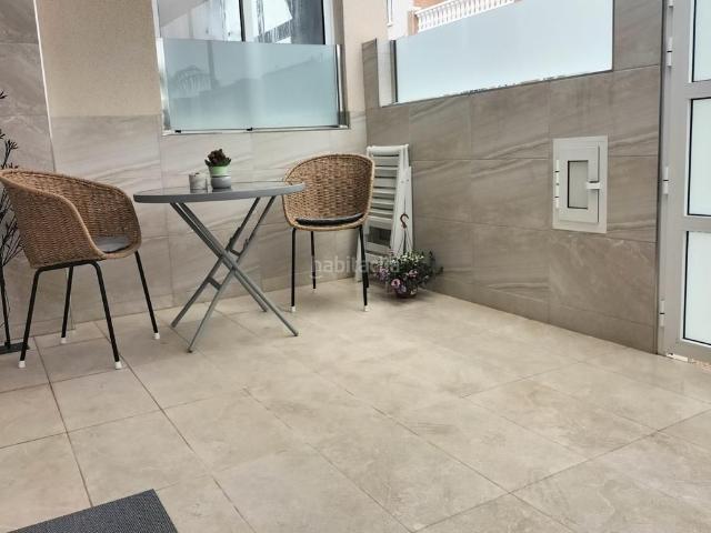 Casa adosada en venta en Torrevieja, Zona Carrefour Urbanizaciones. Chalet adosado reformado con terraza, jardín y solárium en La Siesta, Torrevieja. Casas adosadas.